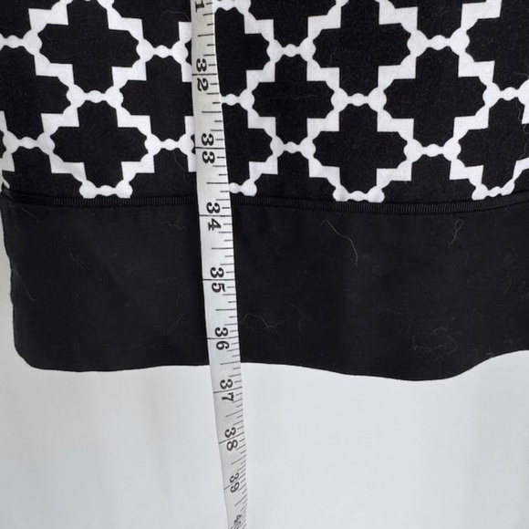 White House black market sheath dress in black and white pattern - Picture 6 of 7